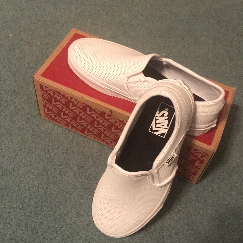 BRAND NEW w/ box White leather vans